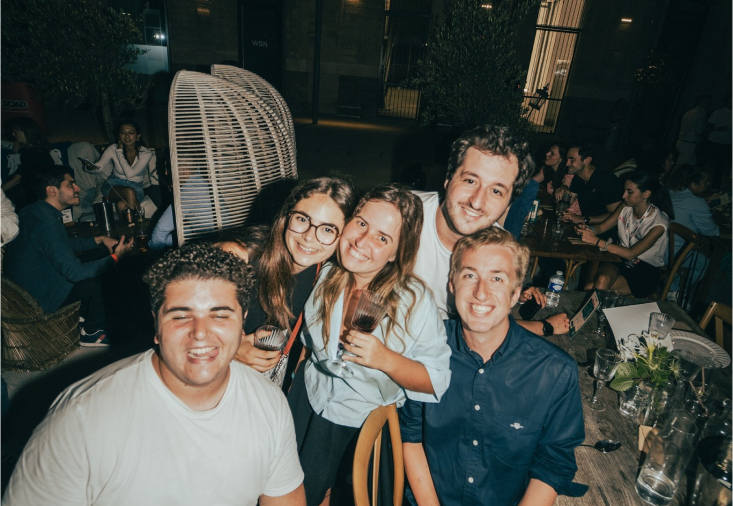 Cena con desconocidos y encuentra amistades verdaderas con TimeLeft