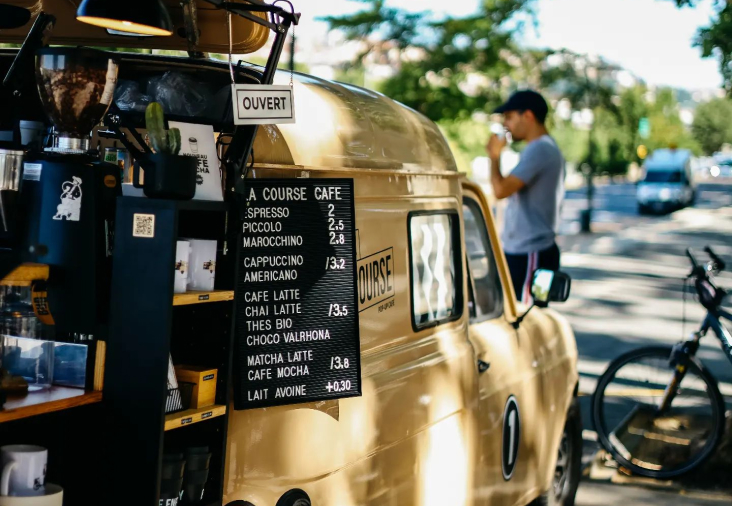 Cafe Course Laval La Course, una elegante cafetería nómada en Francia